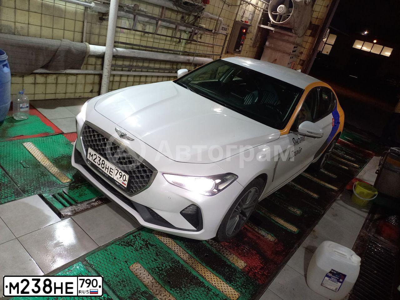 Фото автомобиля GENESIS G70, 2019 — госномер Р812УН33. Цвет: Белый