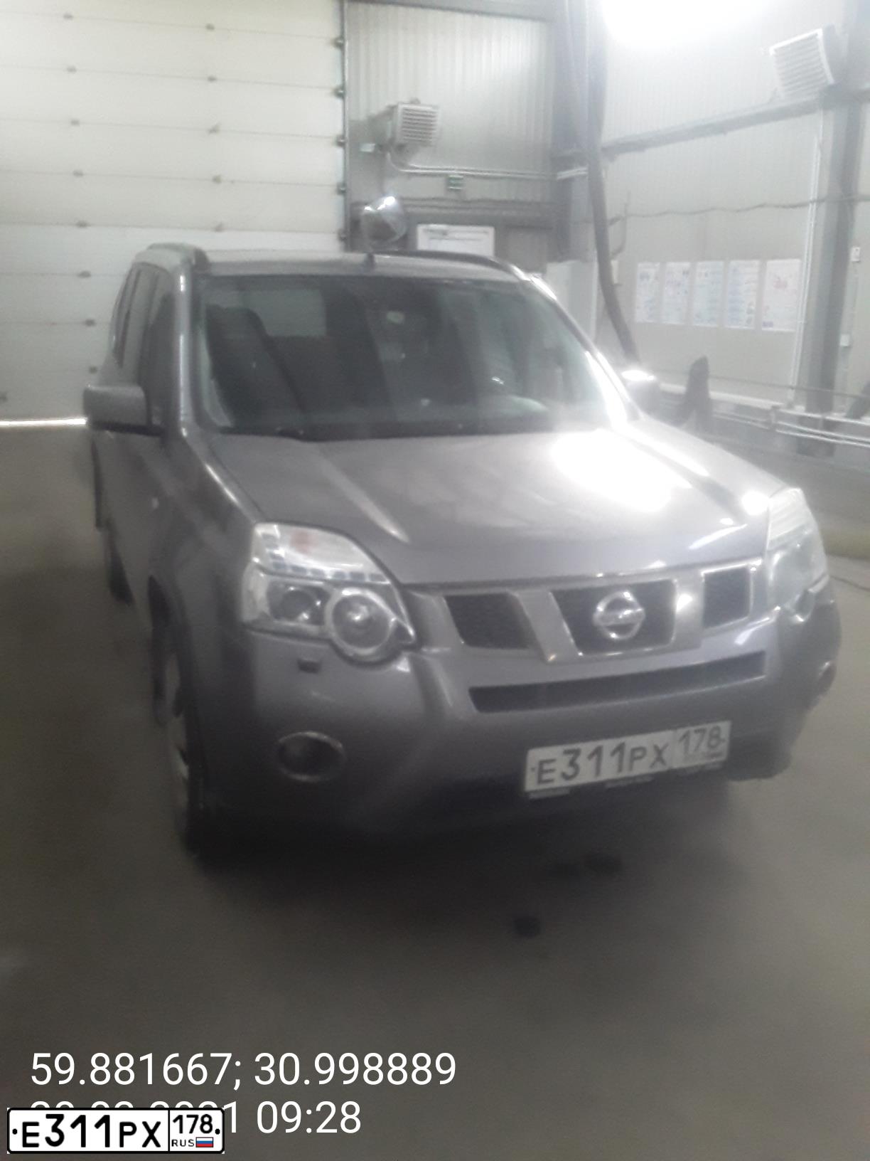 Фото автомобиля NISSAN X-TRAIL, 2011 — госномер О232РР790. Цвет: СЕРЫЙ