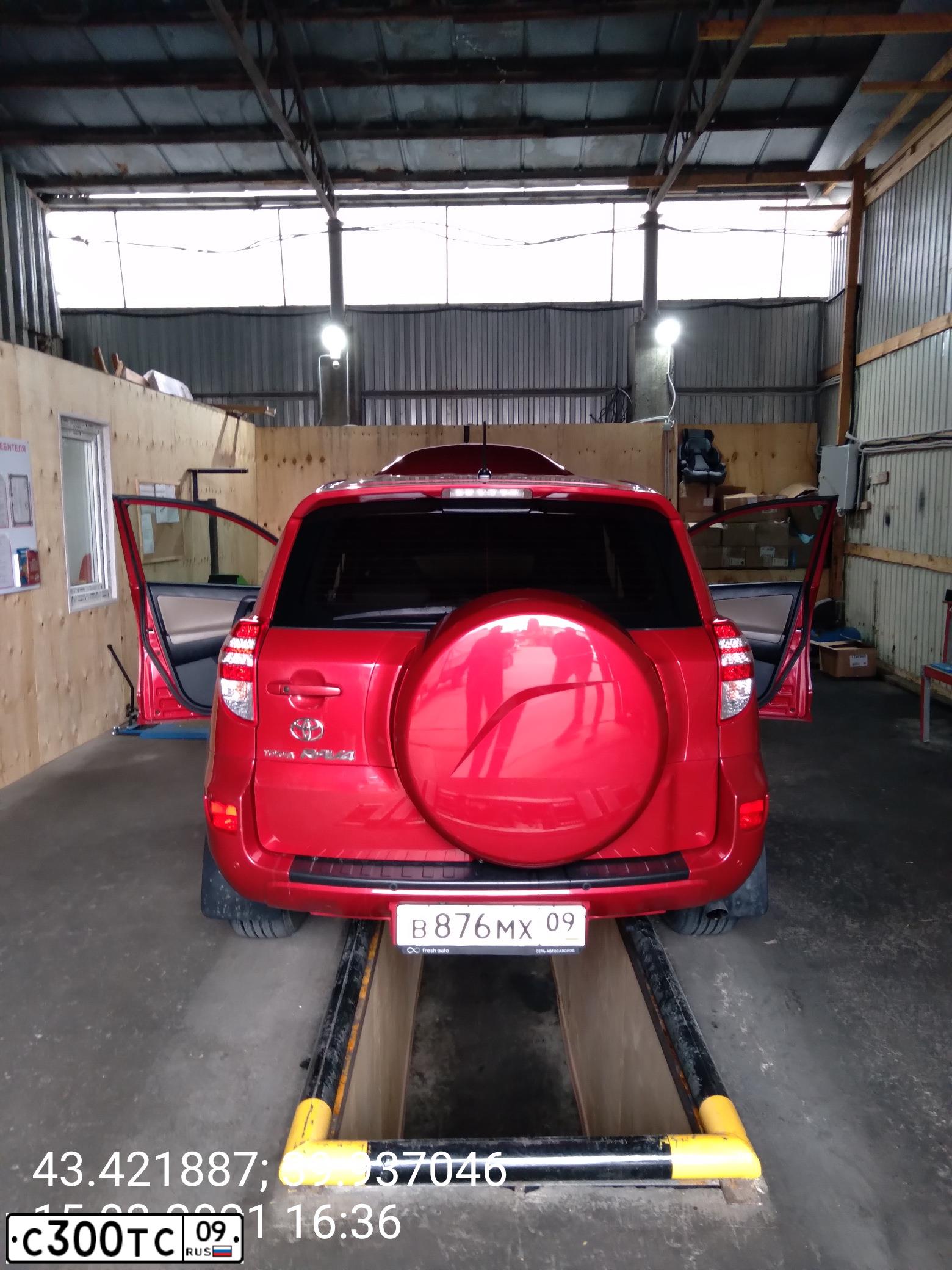 Фото автомобиля TOYOTA RAV4, 2010 — госномер С300ТС09. Цвет: Красный