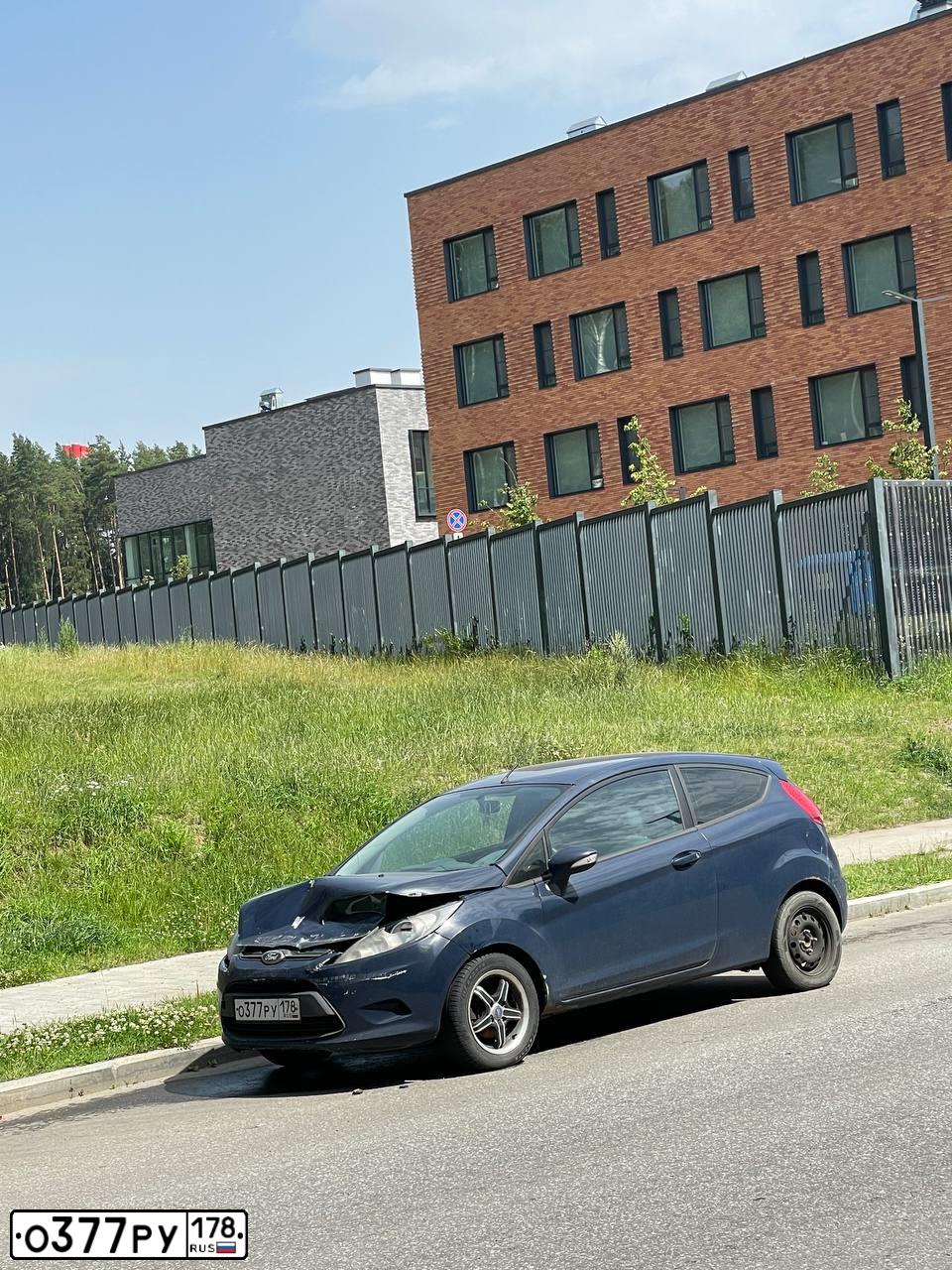 Фото автомобиля FORD FIESTA / ASPIRE, 2010 — госномер О377РУ178. Цвет: СИНИЙ