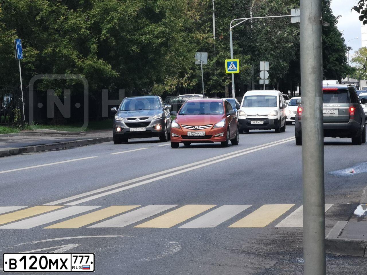 Фото автомобиля HYUNDAI SOLARIS, 2014 — госномер В120МХ777. Цвет: Оранжевый