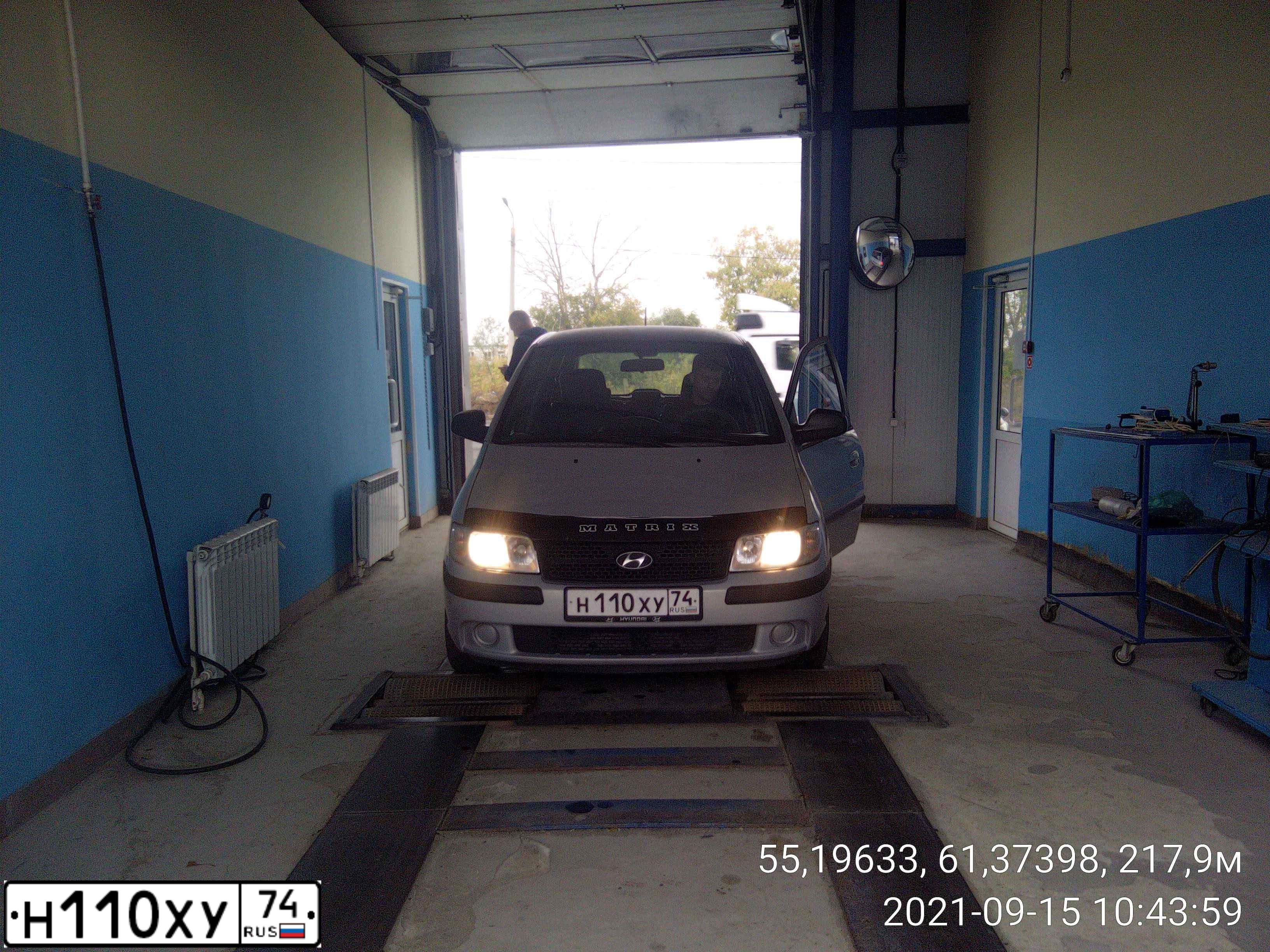 Фото автомобиля HYUNDAI MATRIX, 2005 — госномер Н110ХУ74. Цвет: Серебристый