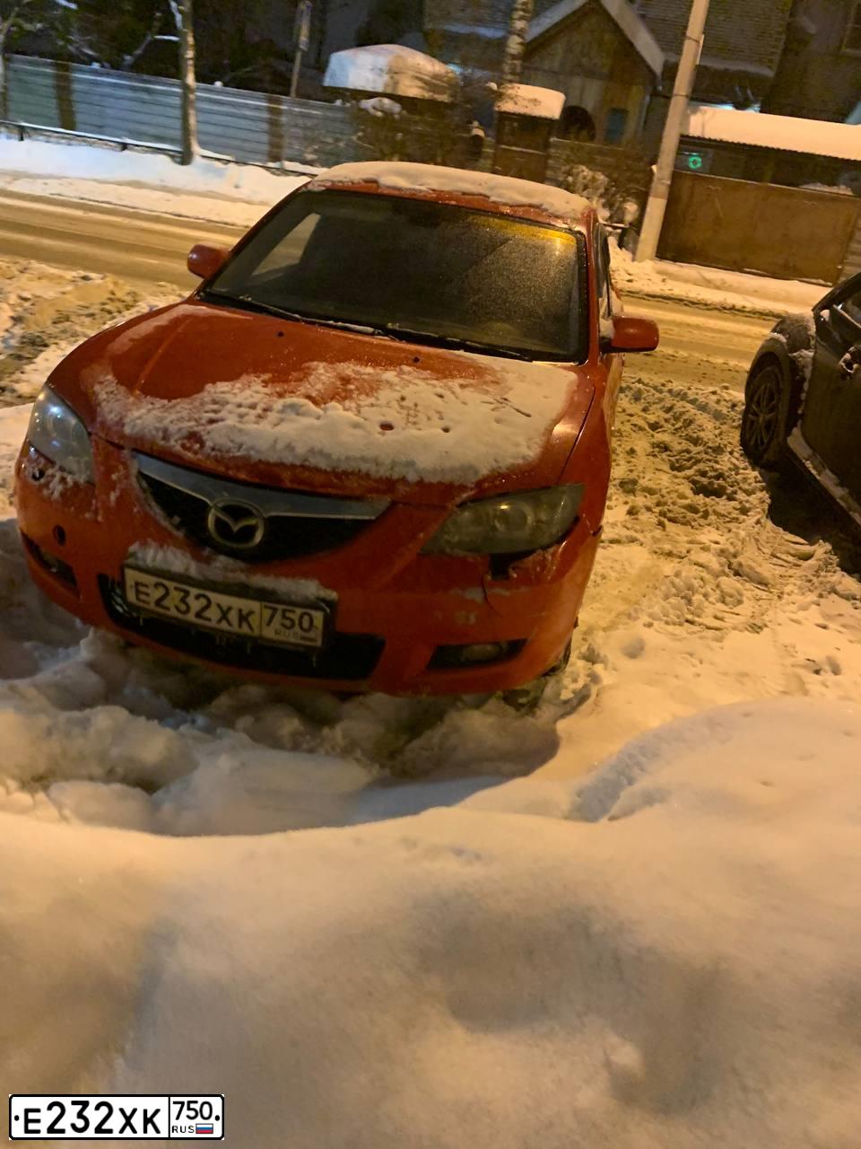 Фото автомобиля MAZDA 3, 2007 — госномер Е232ХК750. Цвет: Красный