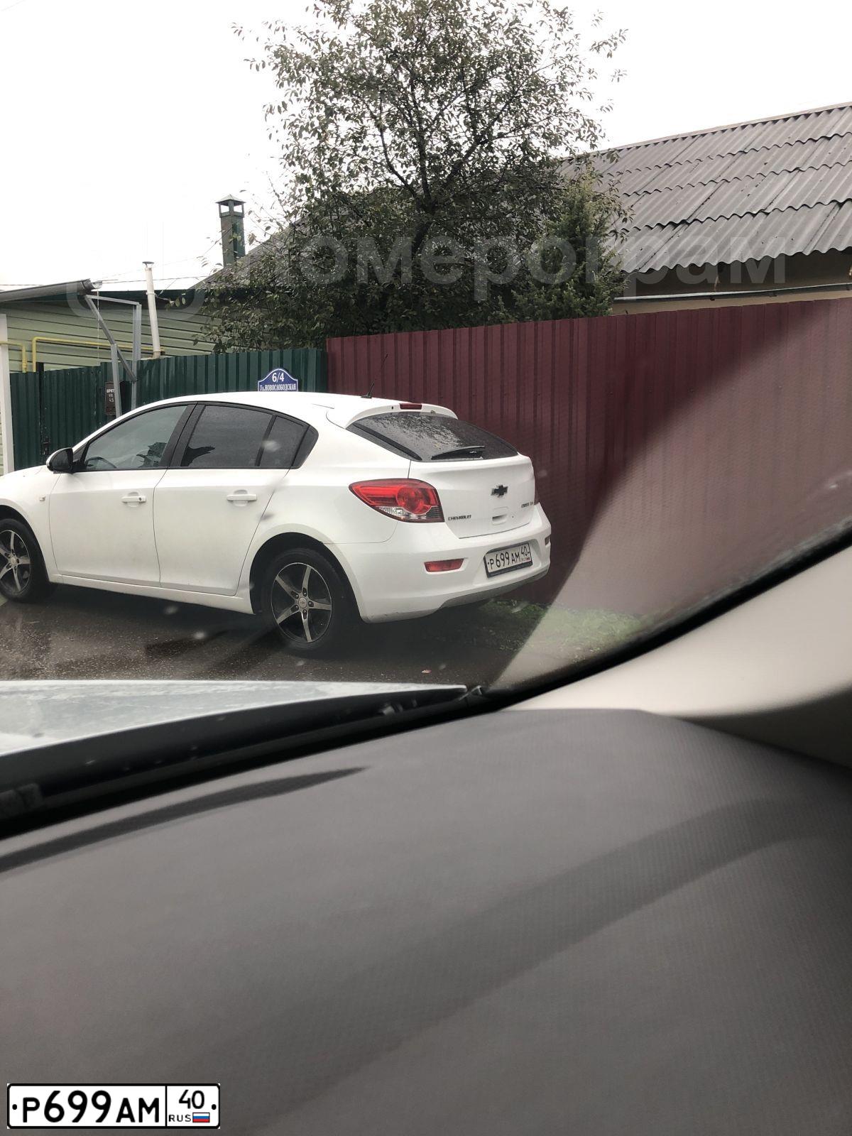 Фото автомобиля CHEVROLET CRUZE, 2012 — госномер Р699АМ40. Цвет: Белый