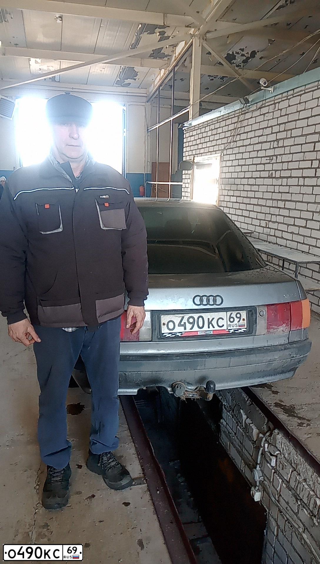 Фото автомобиля AUDI 80, 1991 — госномер О490КС69. Цвет: СЕРЫЙ