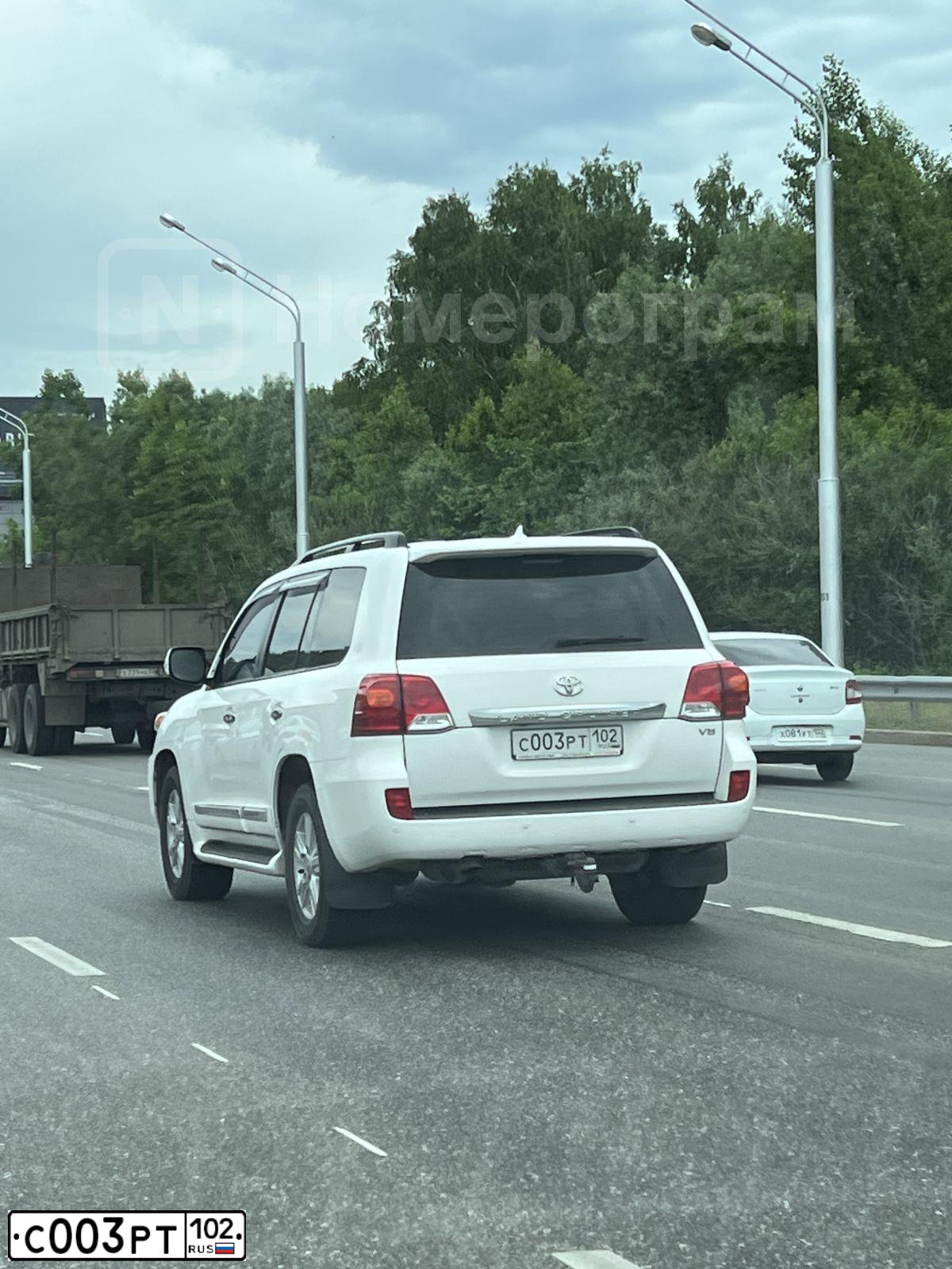 Фото автомобиля TOYOTA LANDCRUISER 200, 2014 — госномер С003РТ102. Цвет: БЕЛЫЙ
