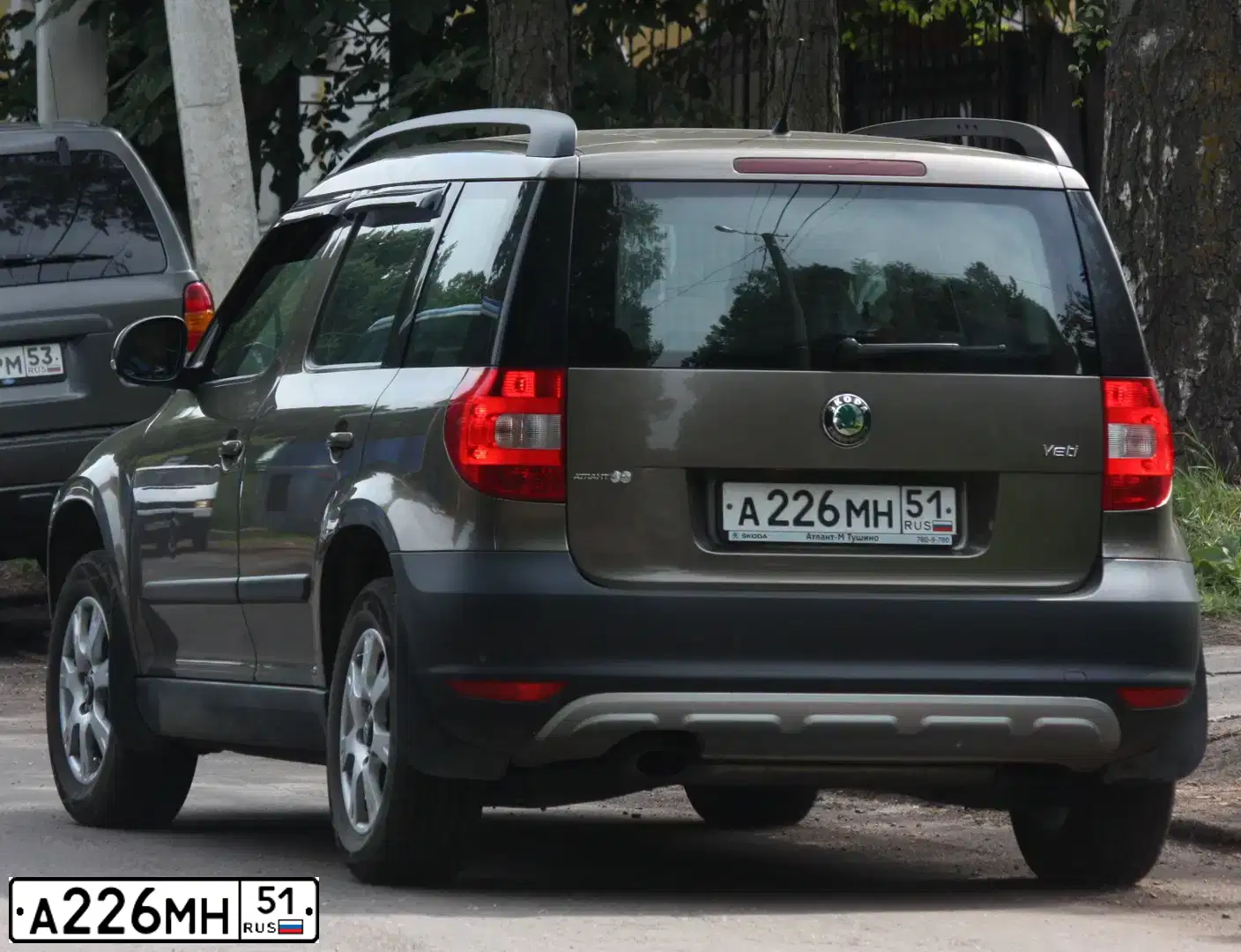 Фото автомобиля SKODA YETI, 2011 — госномер А582ОА51. Цвет: Коричневый