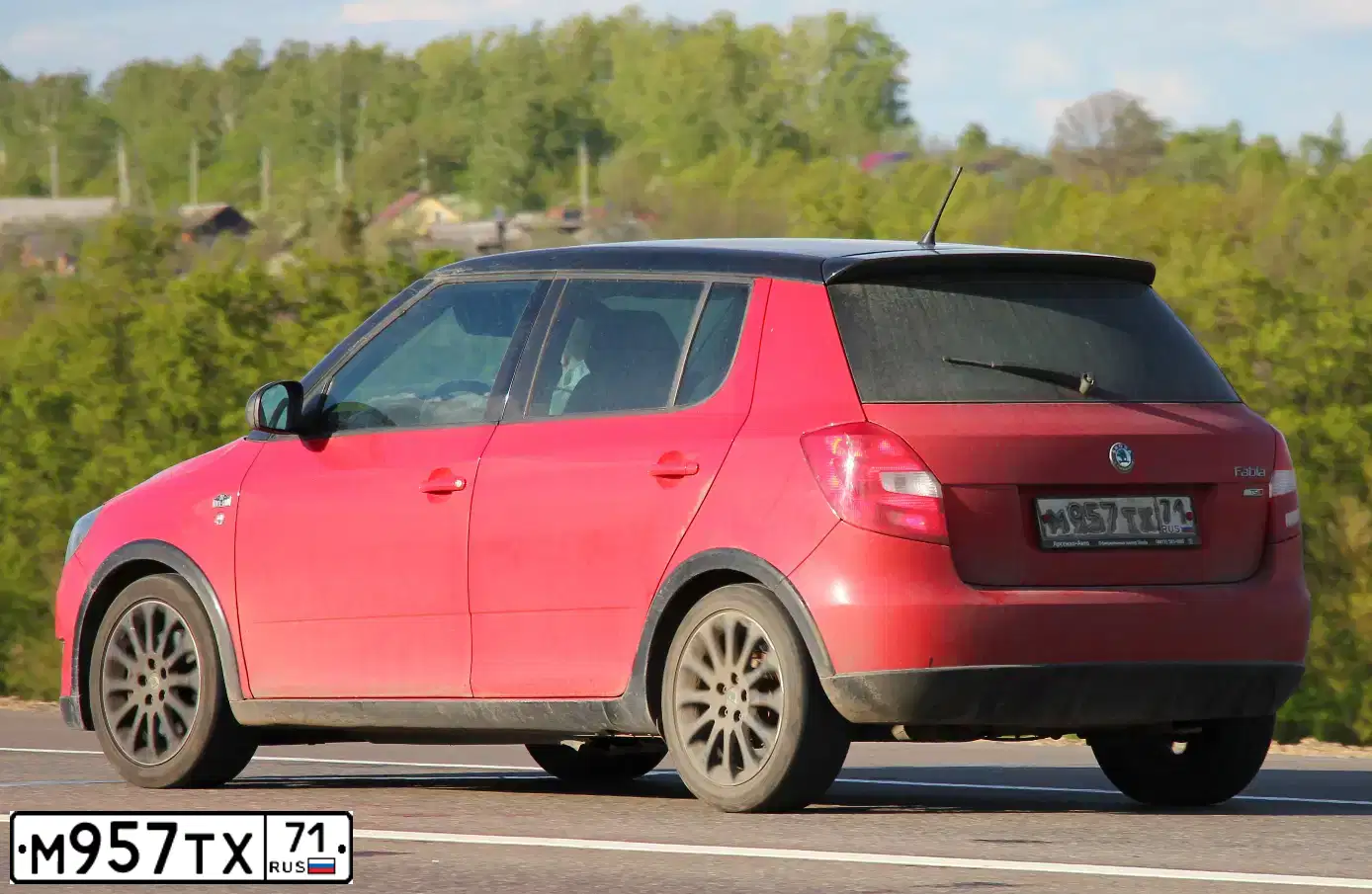 Фото автомобиля SKODA FABIA, 2012 — госномер Е165УМ69. Цвет: Красный