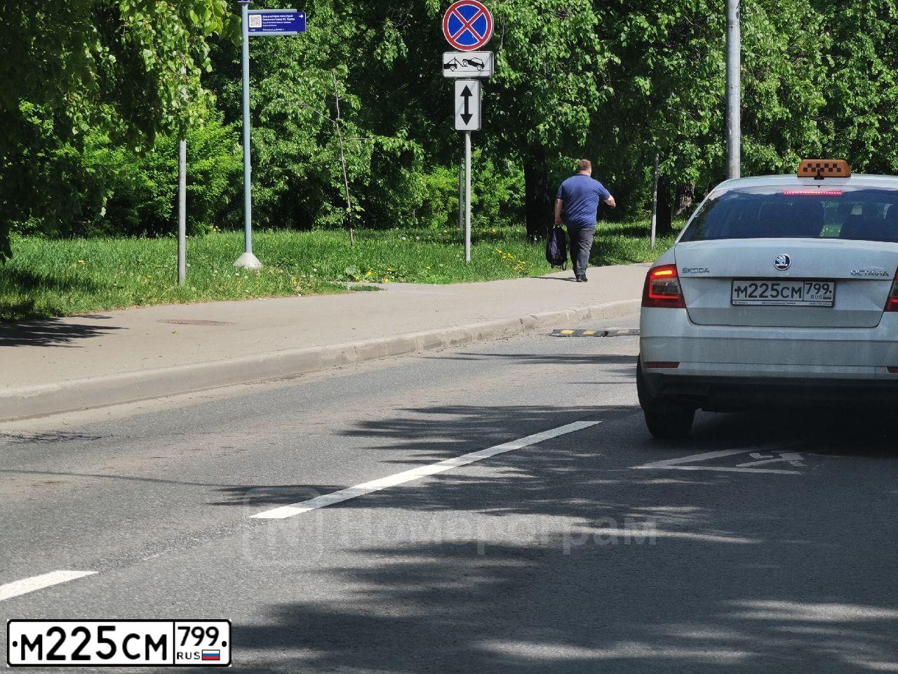 Фото автомобиля SKODA OCTAVIA, 2019 — госномер Р414АУ250. Цвет: БЕЛЫЙ ЖЕЛТЫЙ СЕРЫЙ
