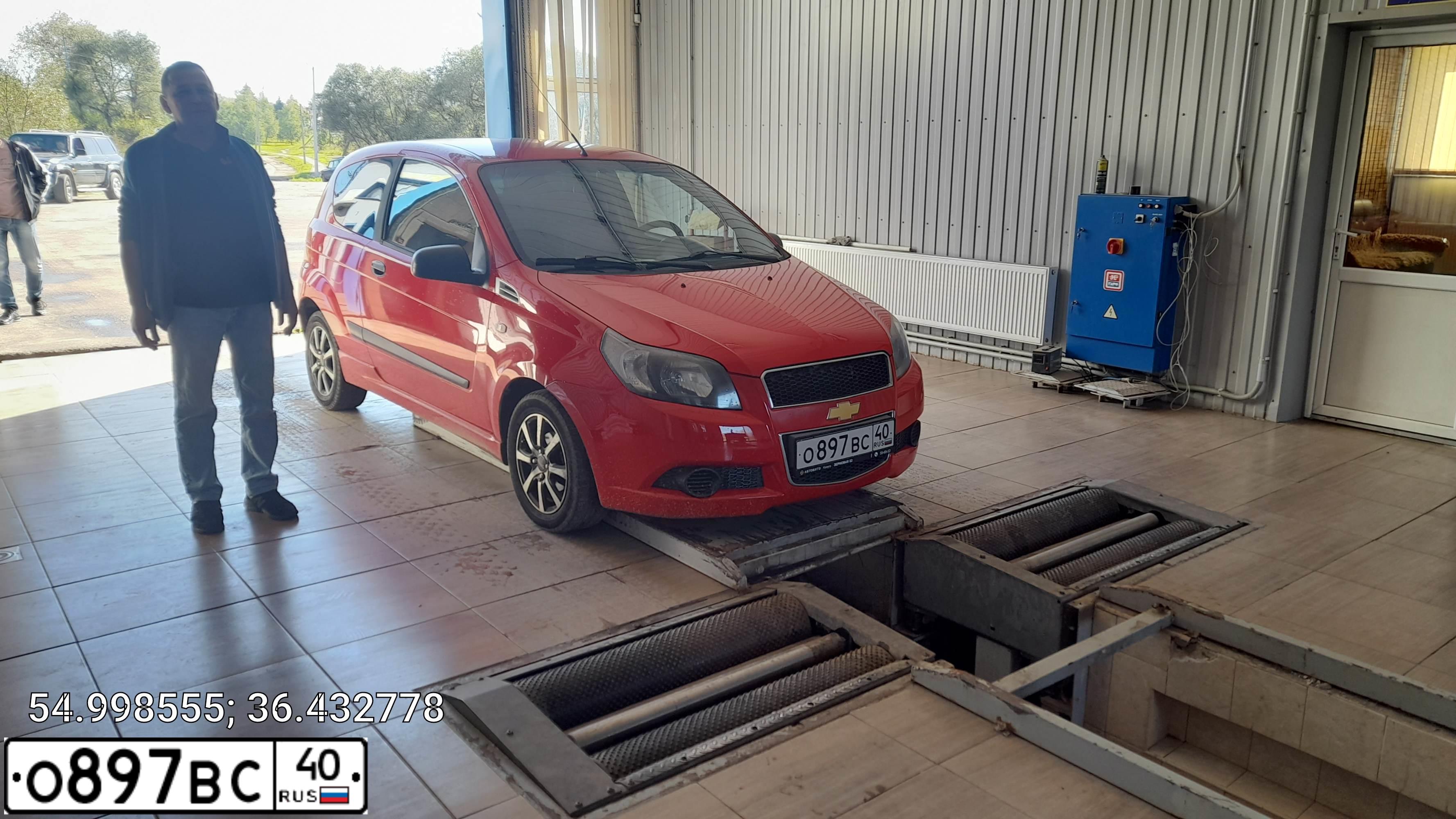 Фото автомобиля CHEVROLET AVEO, 2010 — госномер О897ВС40. Цвет: КРАСНЫЙ