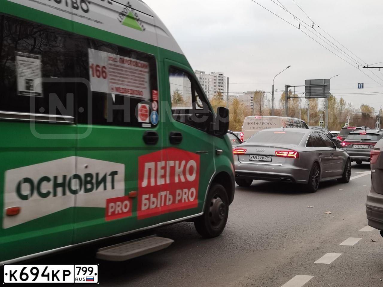 Фото автомобиля AUDI A6, 2018 — госномер К694КР799. Цвет: СЕРЫЙ
