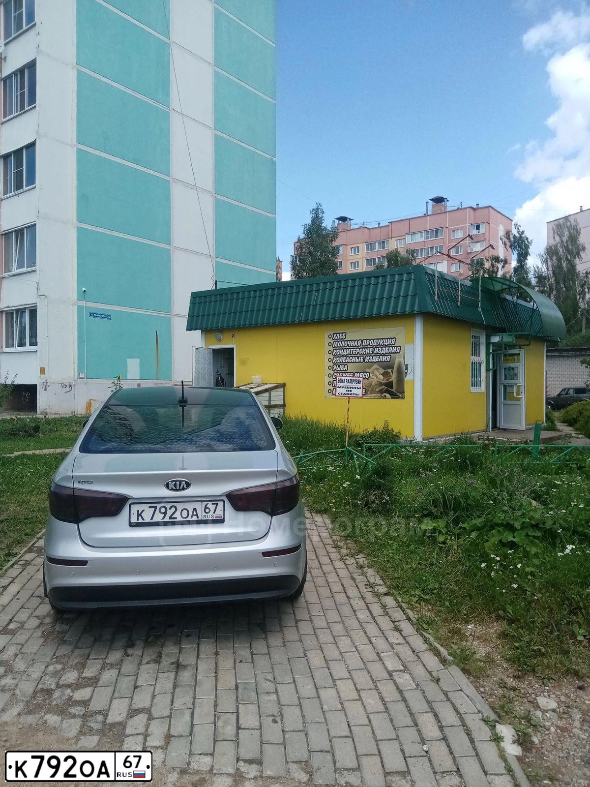 Фото автомобиля KIA RIO, 2017 — госномер М800КТ67. Цвет: СЕРЕБРИСТЫЙ