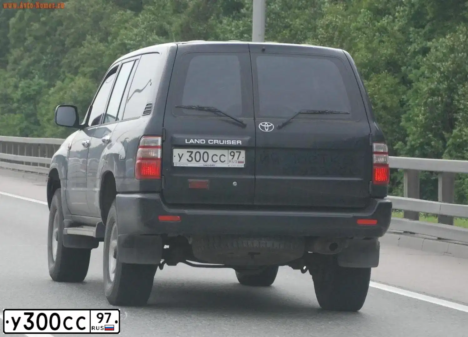 Фото автомобиля TOYOTA LANDCRUISER, 2003 — госномер У300СС97. Цвет: ЧЕРНЫЙ