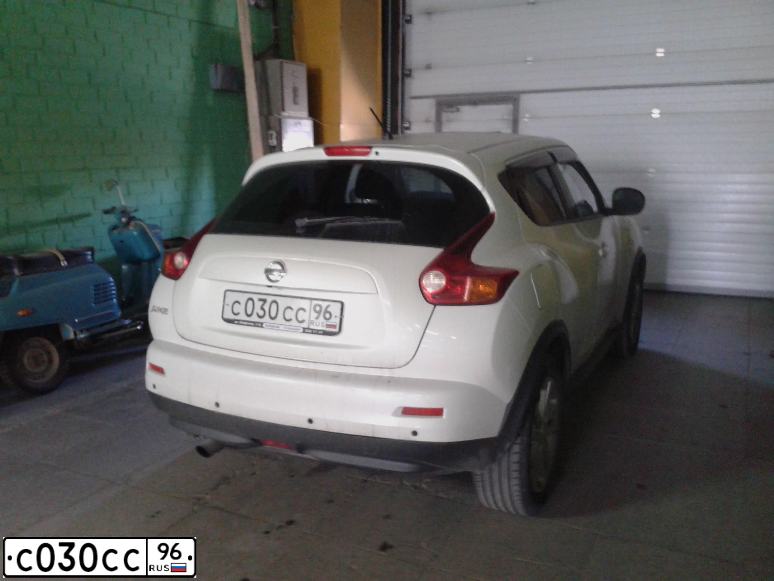 Фото автомобиля NISSAN JUKE, 2011 — госномер С030СС96. Цвет: Белый