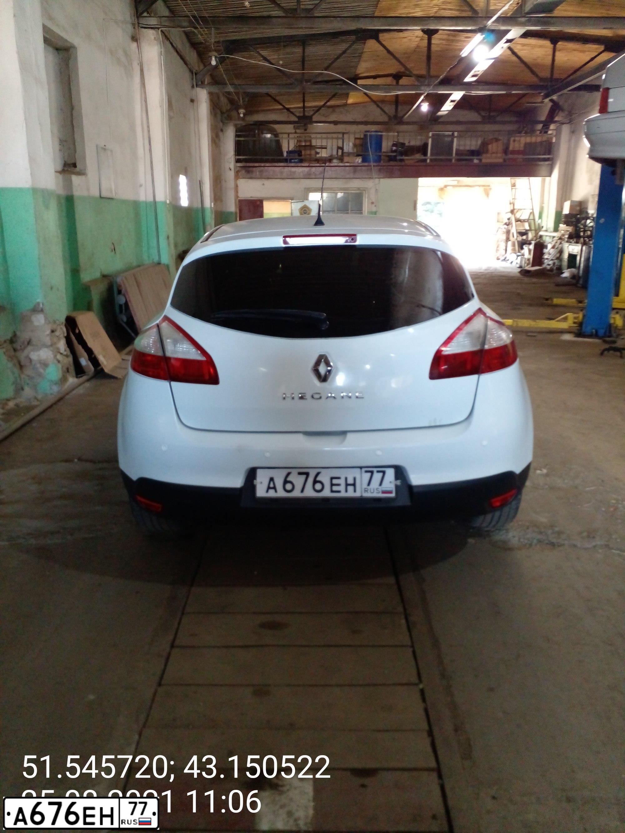 Фото автомобиля RENAULT MEGANE, 2010 — госномер А676ЕН77. Цвет: Белый