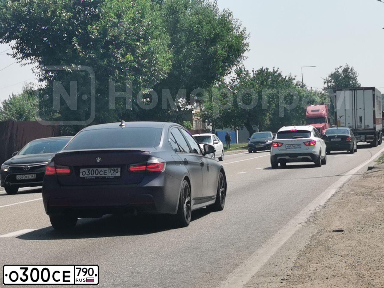 Фото автомобиля BMW W SERIE 3, 2014 — госномер У450НТ797. Цвет: ФИОЛЕТОВЫЙ