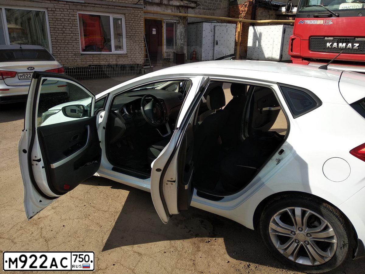 Фото автомобиля KIA RIO, 2015 — госномер Р771ХЕ790. Цвет: СЕРЫЙ