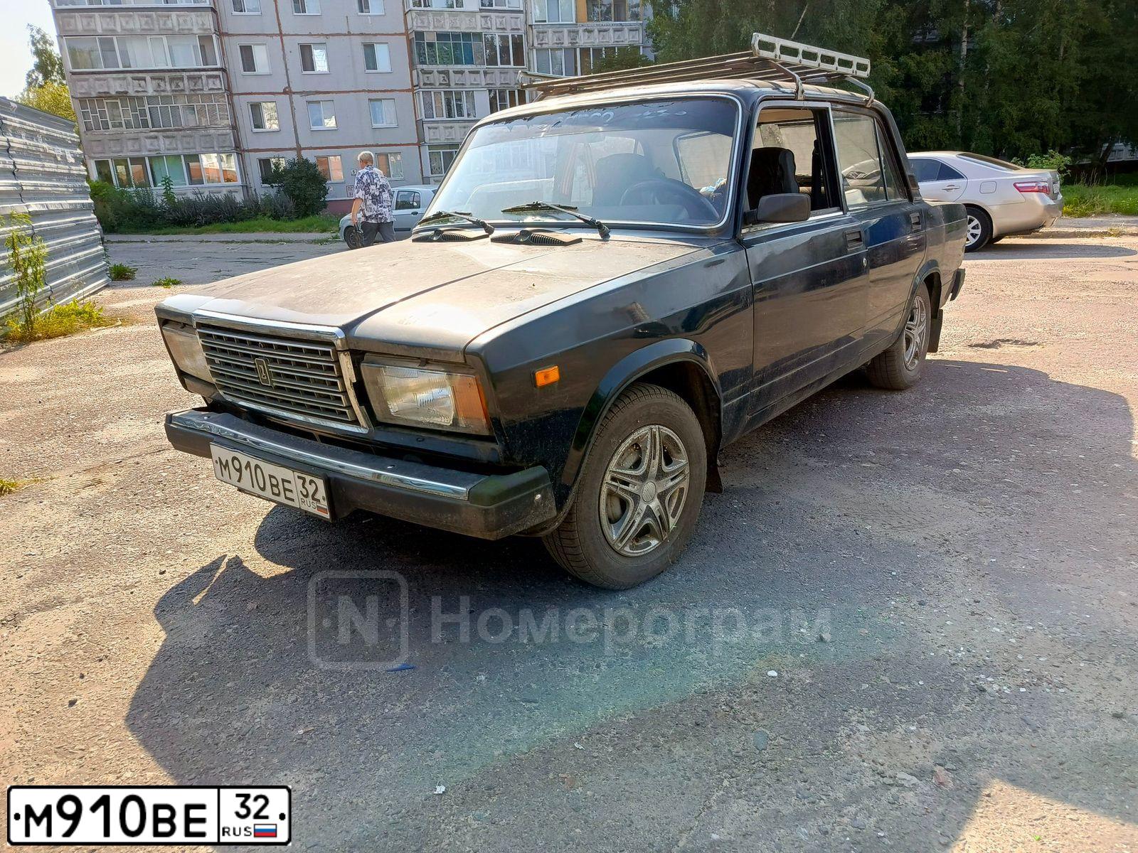 Фото автомобиля RENAULT SANDERO, 2011 — госномер М910ВЕ32. Цвет: КРАСНЫЙ