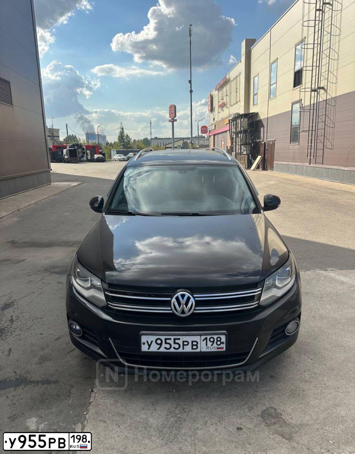 Фото автомобиля VOLKSWAGEN TIGUAN, 2013 — госномер С324КР98. Цвет: ЧЕРНЫЙ