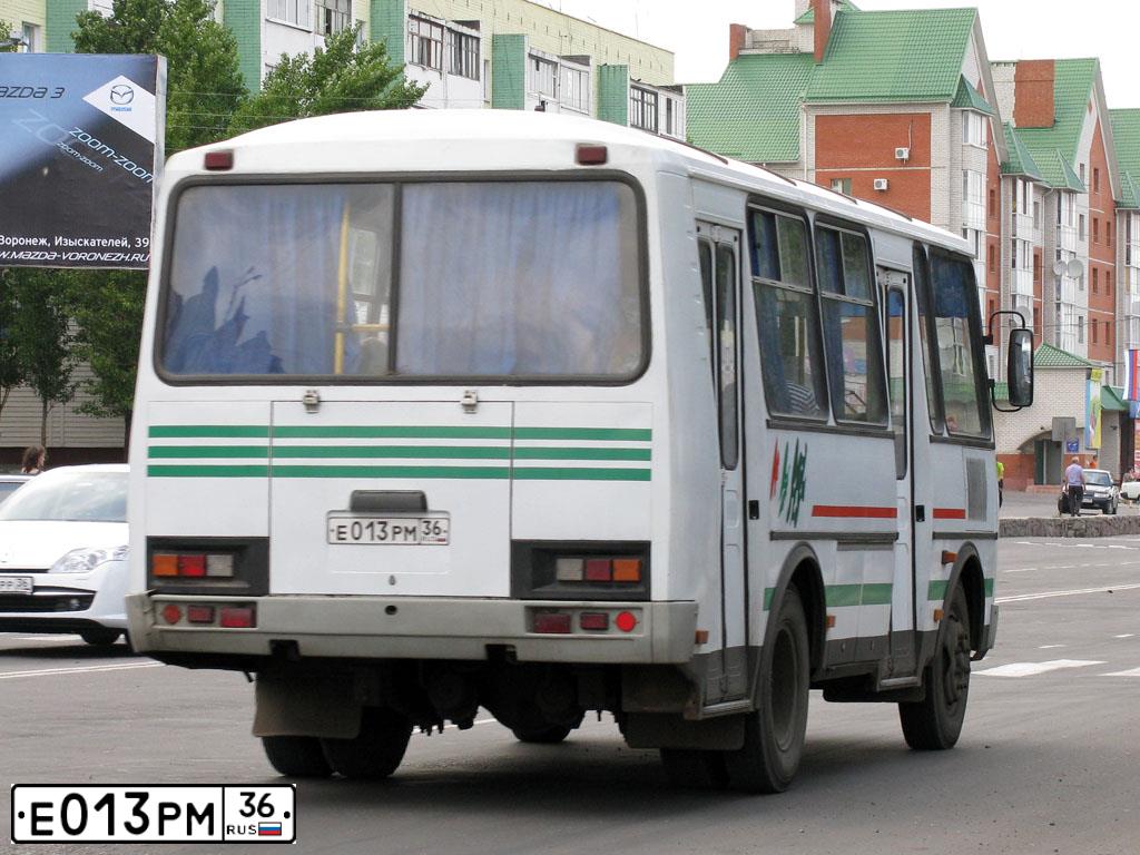 Фото автомобиля PAZ 3205, 2006 — госномер Е013РМ36. Цвет: БЕЛО-ЗЕЛЕНЫЙ