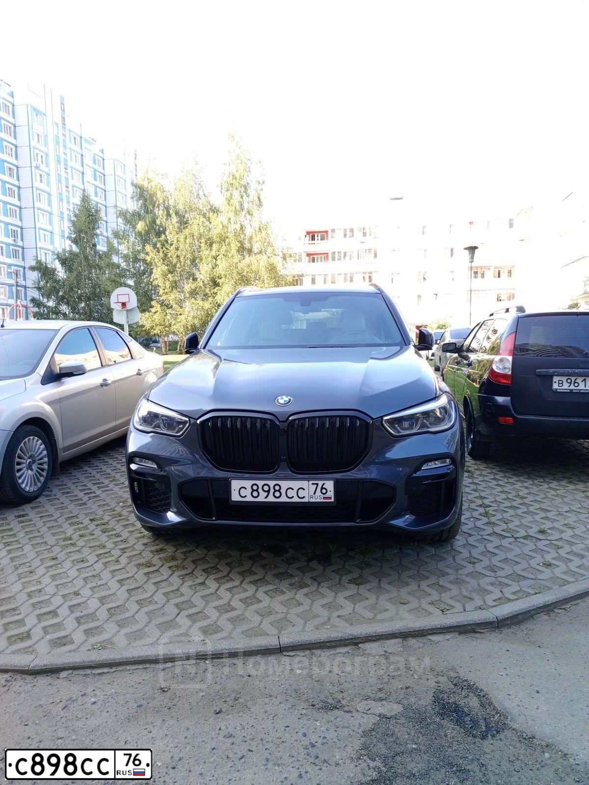 Фото автомобиля BMW X5, 2019 — госномер С898СС76. Цвет: СЕРЫЙ