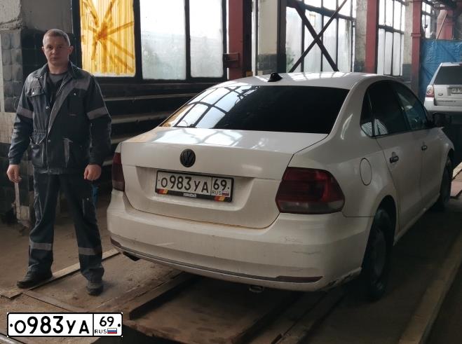Фото автомобиля VOLKSWAGEN POLO, 2015 — госномер М742УЕ69. Цвет: КРАСНЫЙ ЧЕРНЫЙ