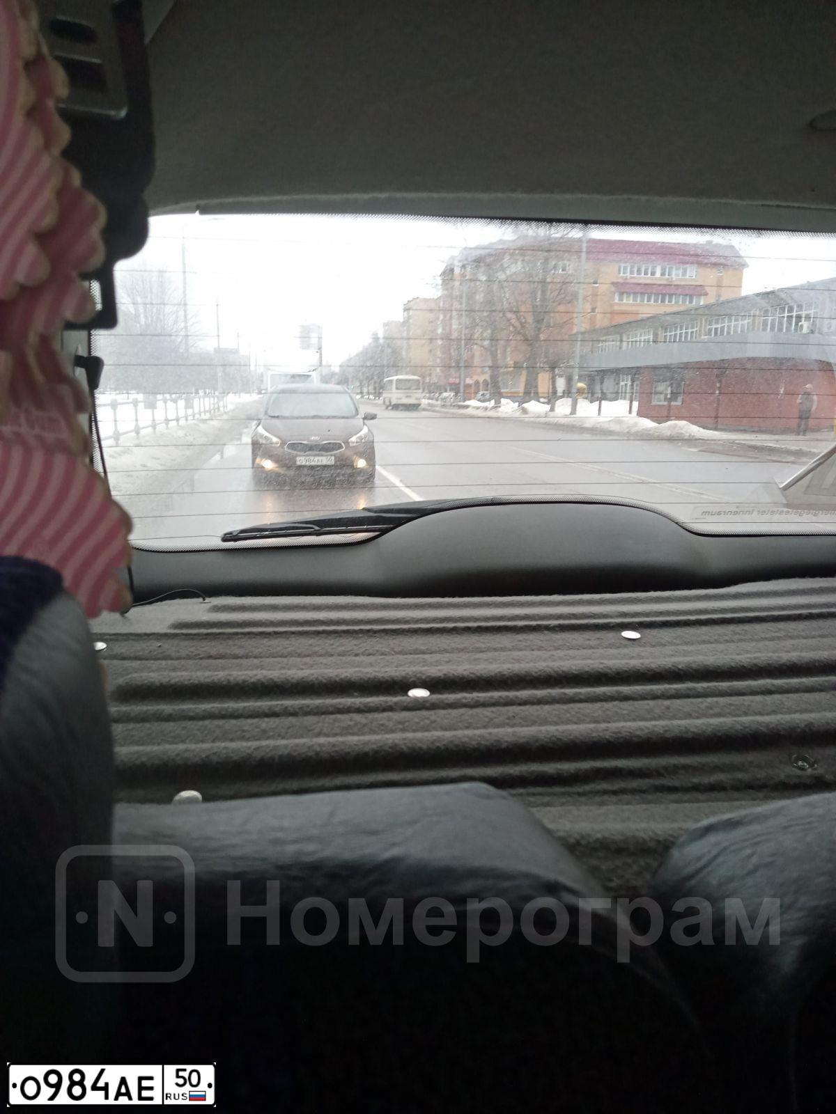 Фото автомобиля KIA CEE'D, 2013 — госномер О984АЕ50. Цвет: КОРИЧНЕВЫЙ