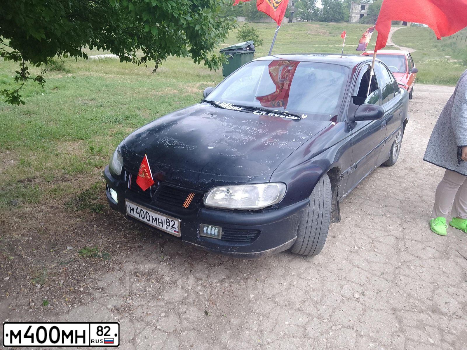 Фото автомобиля OPEL OMEGA, 1994 — госномер М400МН82. Цвет: ЧЕРНЫЙ