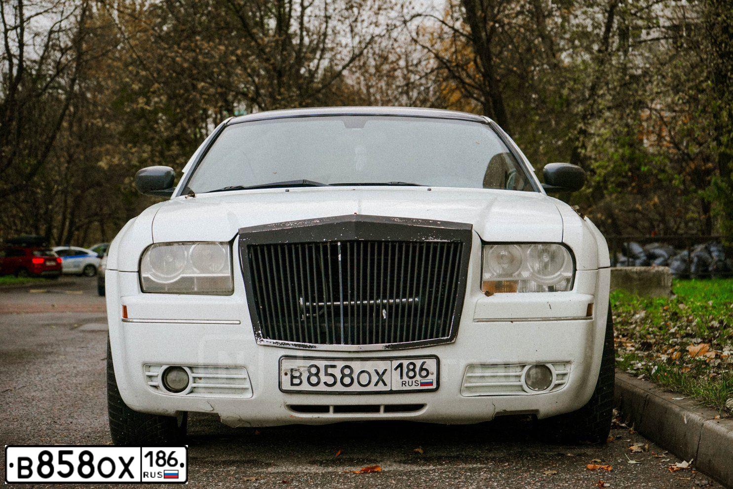 Фото автомобиля CHRYSLER SERIE 300, 2008 — госномер В858ОХ186. Цвет: Белый