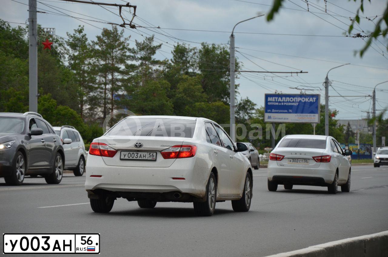 Фото автомобиля TOYOTA CAMRY, 2013 — госномер У003АН56. Цвет: БЕЛЫЙ