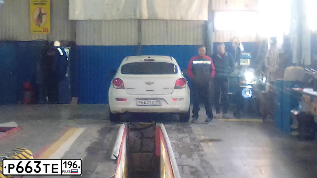 Фото автомобиля CHEVROLET CRUZE, 2012 — госномер Р663ТЕ196. Цвет: Белый