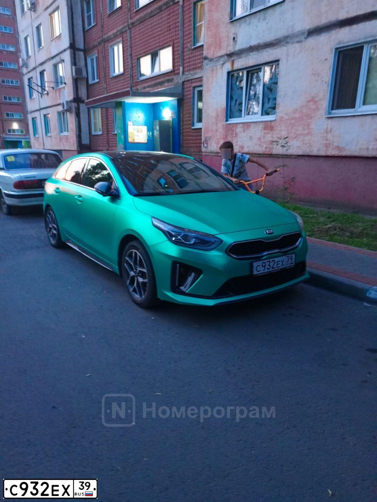 Фото автомобиля KIA CEE'D, 2019 — госномер С932ЕХ39. Цвет: ЗЕЛЕНЫЙ