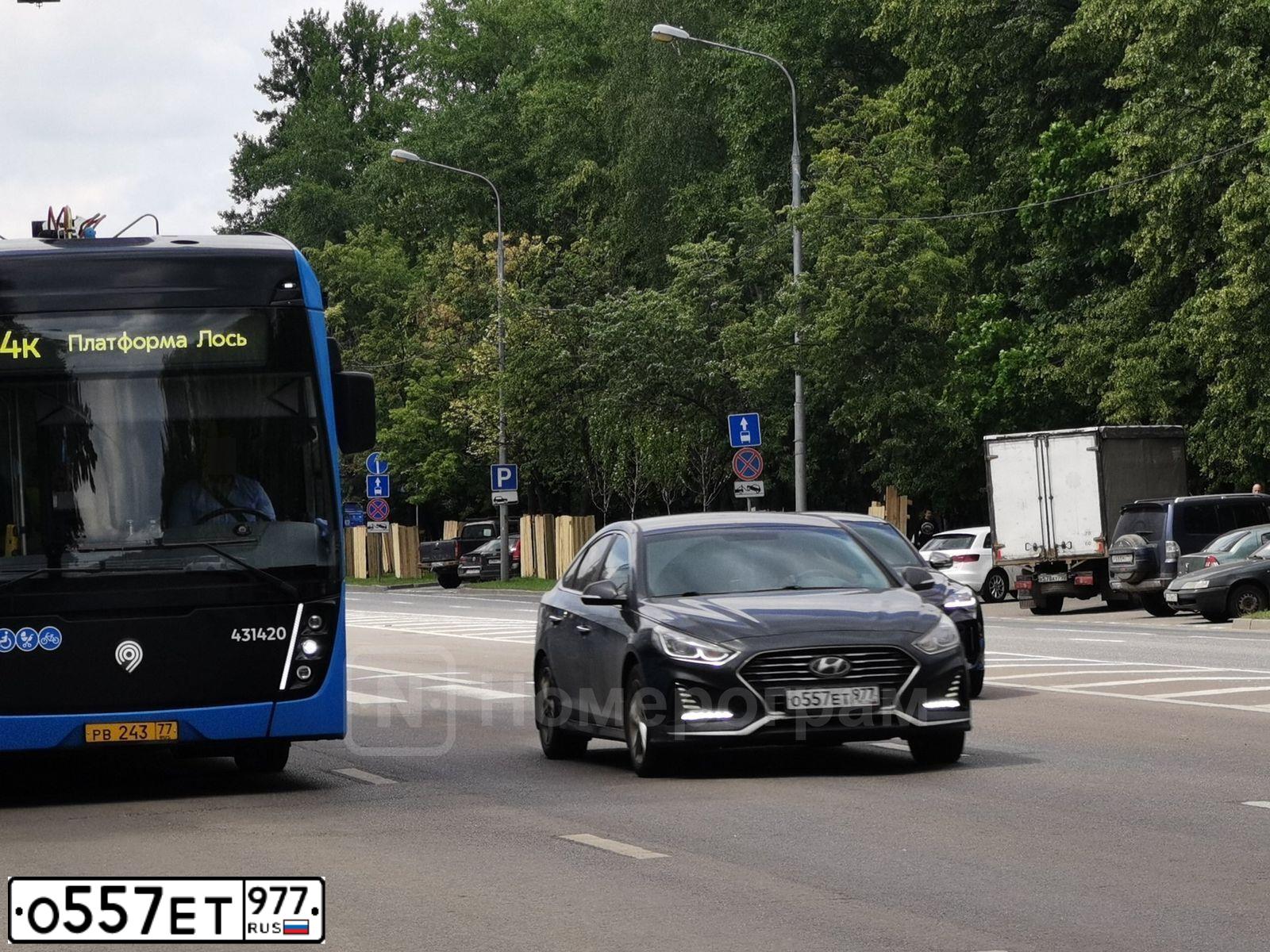 Фото автомобиля HYUNDAI SONATA, 2018 — госномер О557ЕТ977. Цвет: ЧЕРНЫЙ