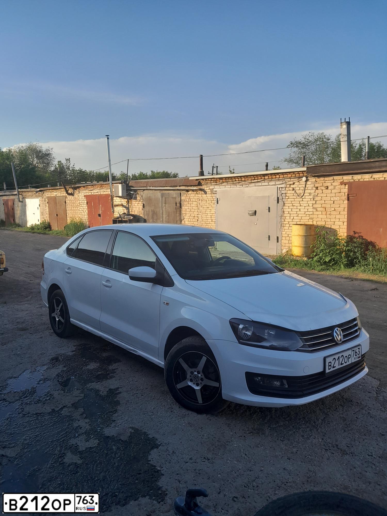 Фото автомобиля VOLKSWAGEN POLO, 2015 — госномер В212ОР763. Цвет: Белый