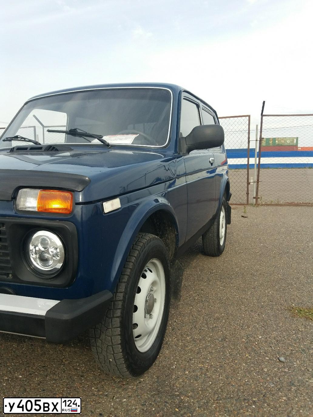 Фото автомобиля LADA 2121 NIVA, 2010 — госномер У405ВХ124. Цвет: Темно-синий