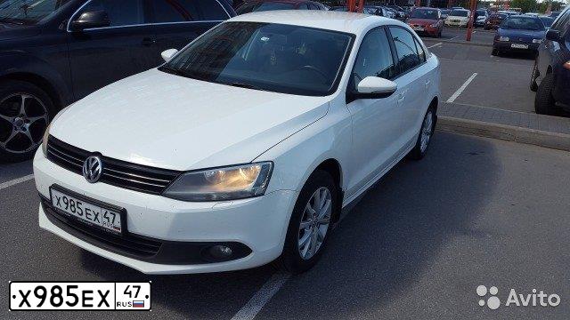 Фото автомобиля VOLKSWAGEN JETTA, 2012 — госномер Х985ЕХ47. Цвет: Белый