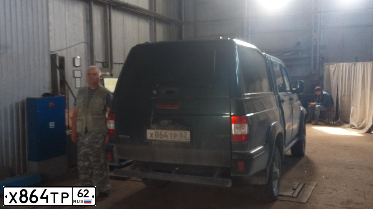 Фото автомобиля UAZ 2363 PICKUP, 2013 — госномер Х864ТР62. Цвет: АМУЛЕТ МЕТАЛЛИК