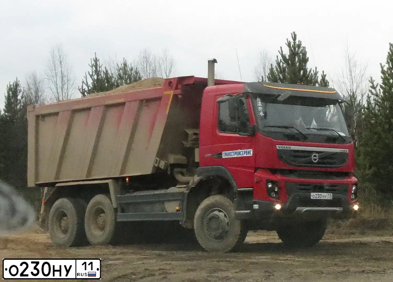 Фото автомобиля VOLVO SERIE FM /6X6/, 2012 — госномер У707ХТ72. Цвет: Красный