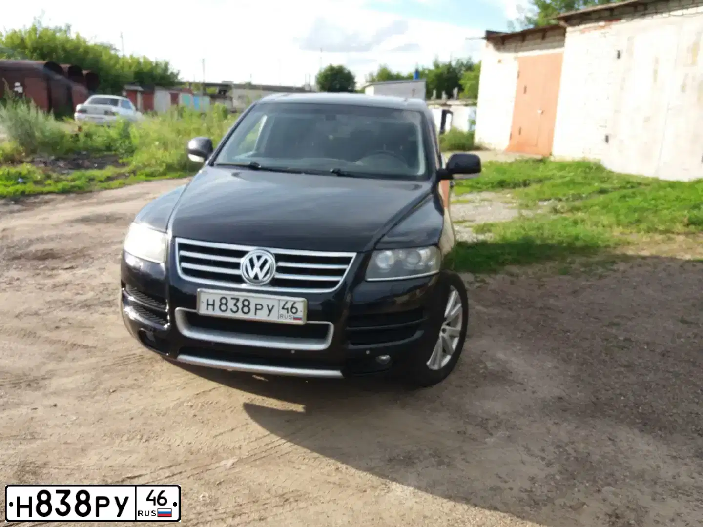 Фото автомобиля VOLKSWAGEN TOUAREG, 2006 — госномер Н838РУ46. Цвет: ЧЕРНЫЙ