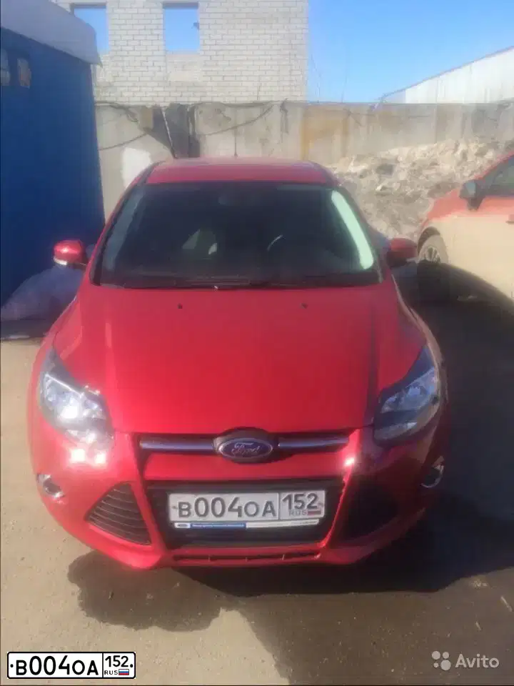 Фото автомобиля FORD D FOCUS, 2013 — госномер Р002ХО152. Цвет: Красный