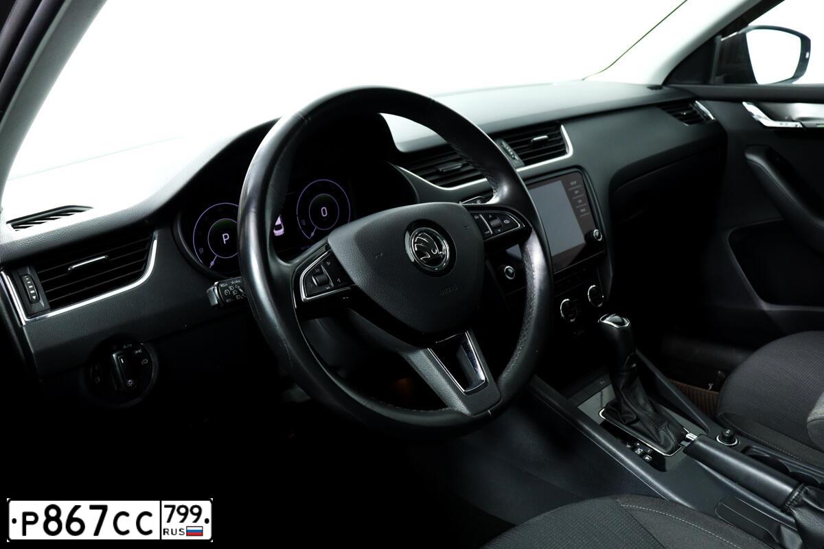 Фото автомобиля SKODA OCTAVIA, 2018 — госномер Р867СС799. Цвет: Коричневый