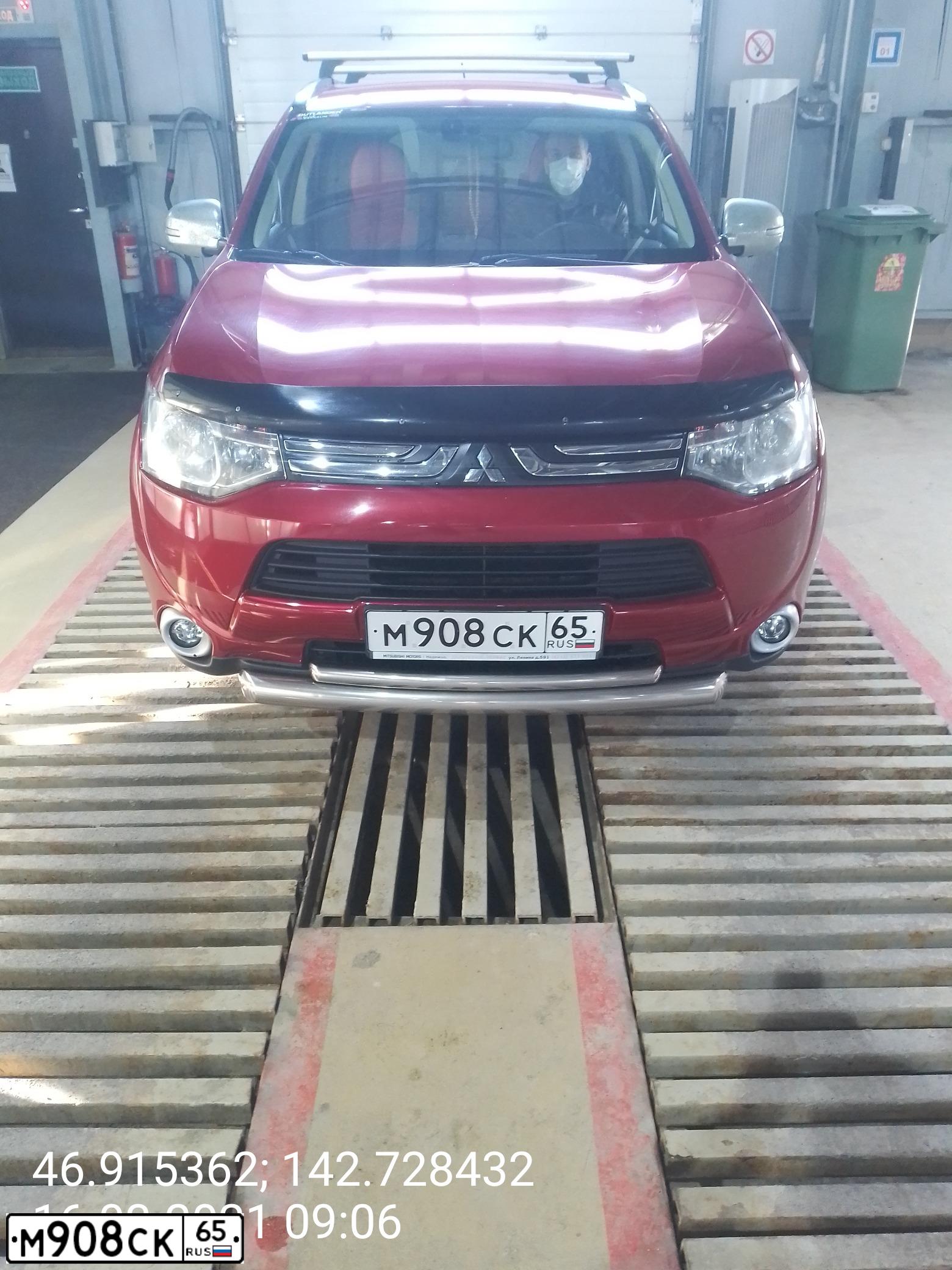 Фото автомобиля MITSUBISHI OUTLANDER, 2013 — госномер М908СК65. Цвет: КРАСНЫЙ