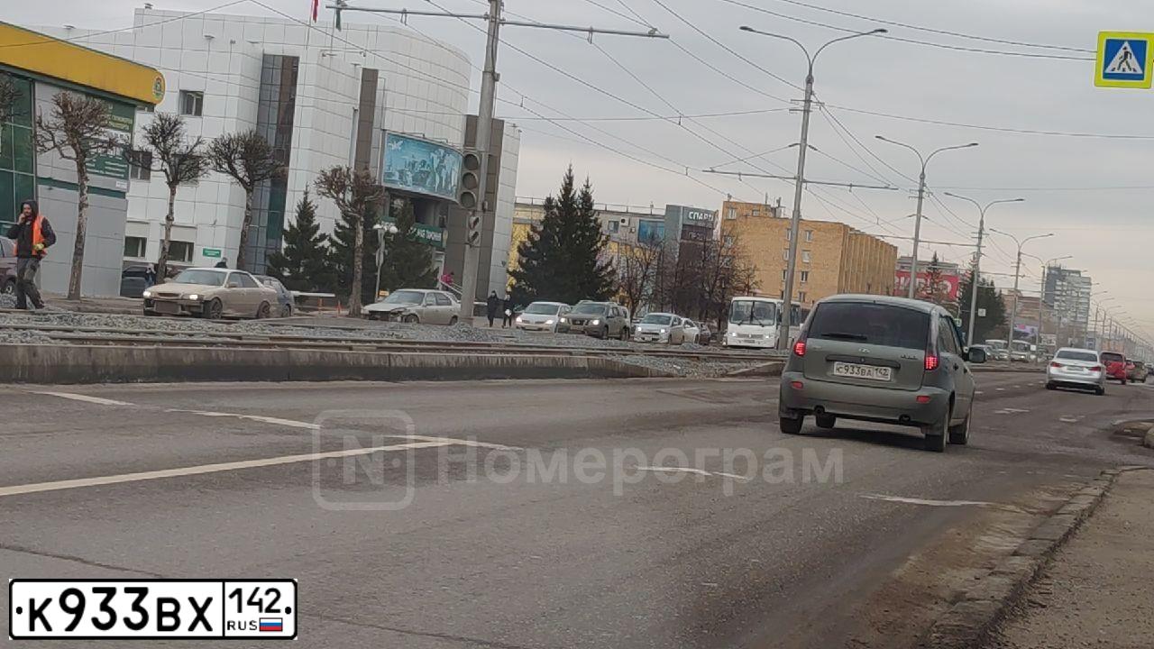 Фото автомобиля TOYOTA RAV4, 2013 — госномер Е256ОУ136. Цвет: Белый
