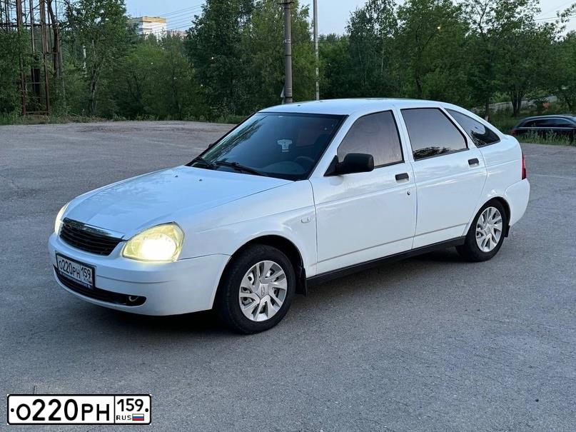 Фото автомобиля LADA 2172 PRIORA, 2012 — госномер О220РН159. Цвет: Белый