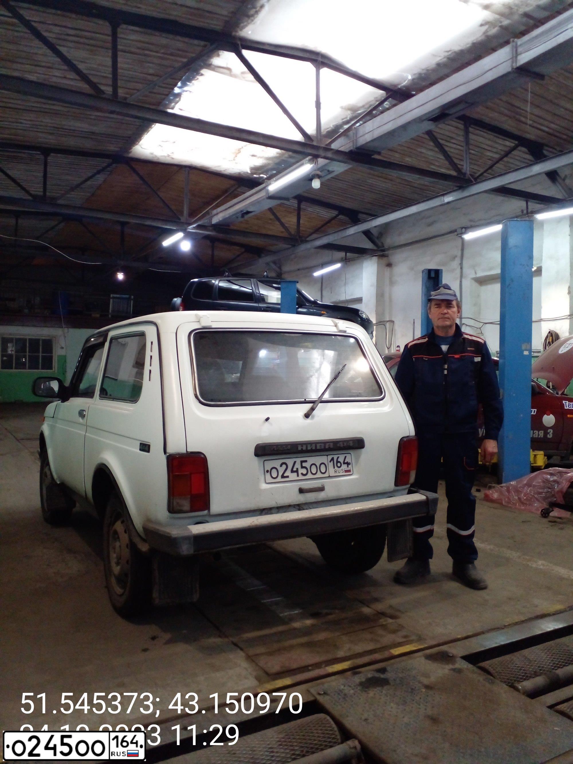 Фото автомобиля LADA 2121 NIVA, 2001 — госномер О245ОО164. Цвет: ЯРКО БЕЛЫЙ
