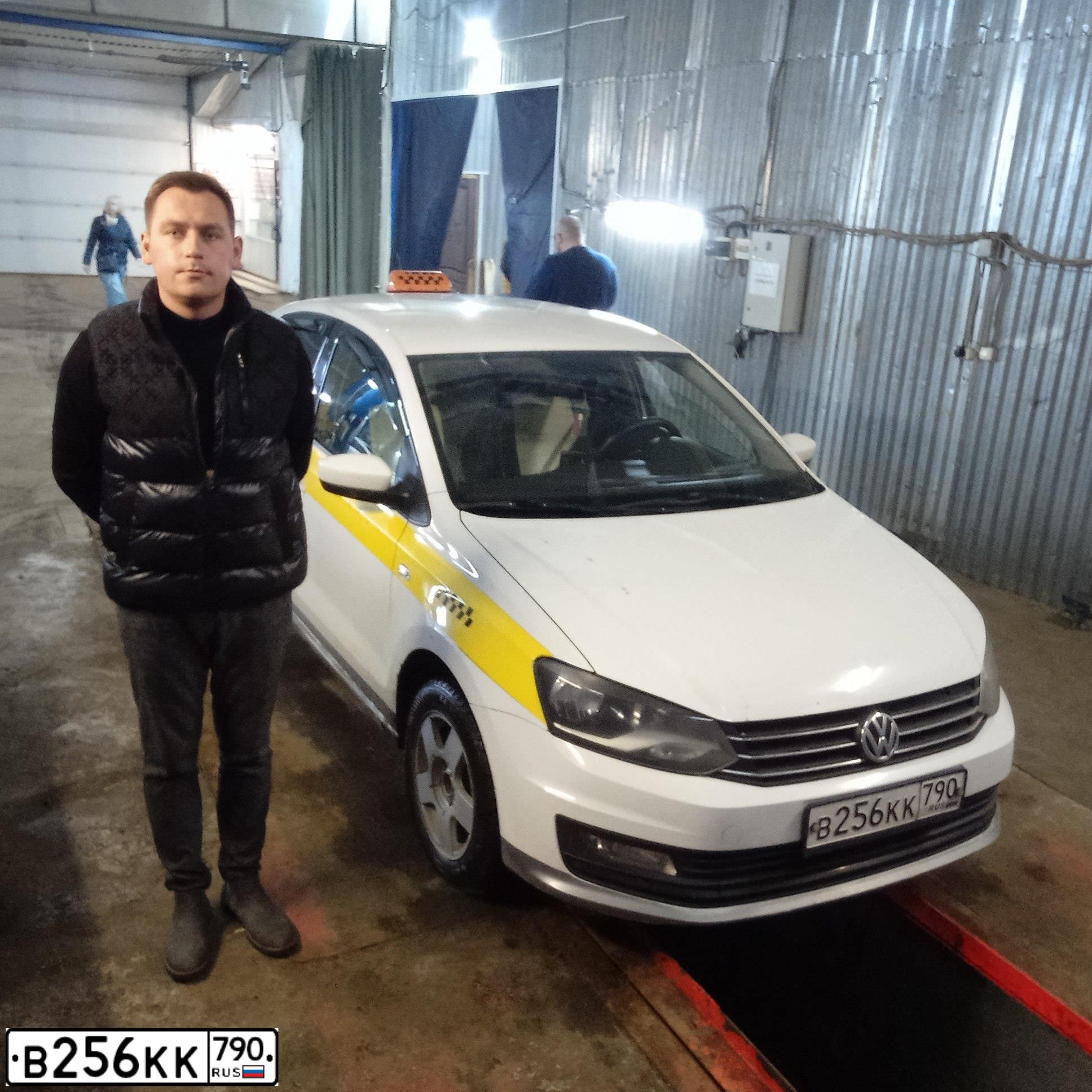 Фото автомобиля VOLKSWAGEN POLO, 2015 — госномер В256КК790. Цвет: БЕЛЫЙ-ЖЕЛТЫЙ-СЕРЫЙ