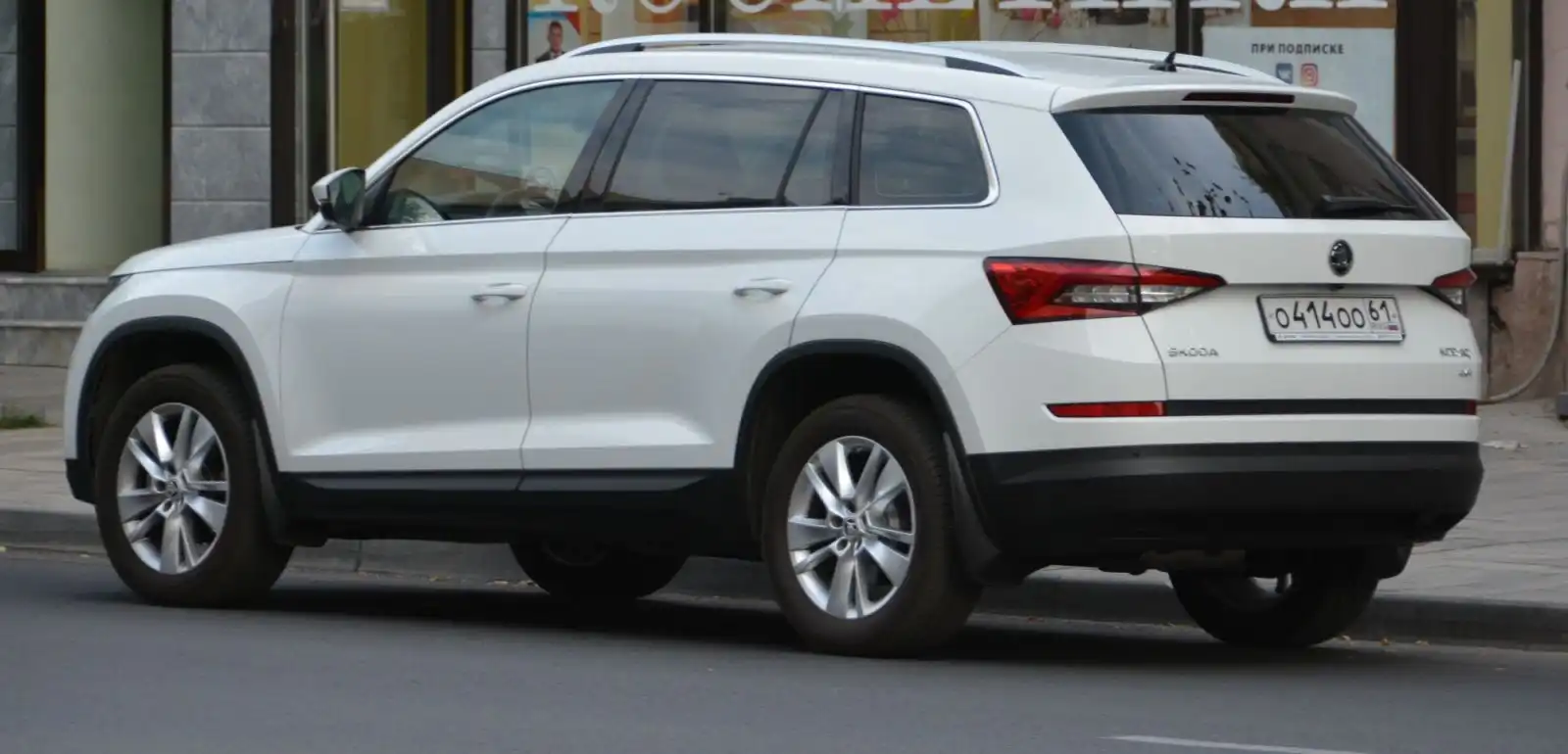 Фото автомобиля SKODA SUPERB, 2010 — госномер Е386ТР161. Цвет: Белый
