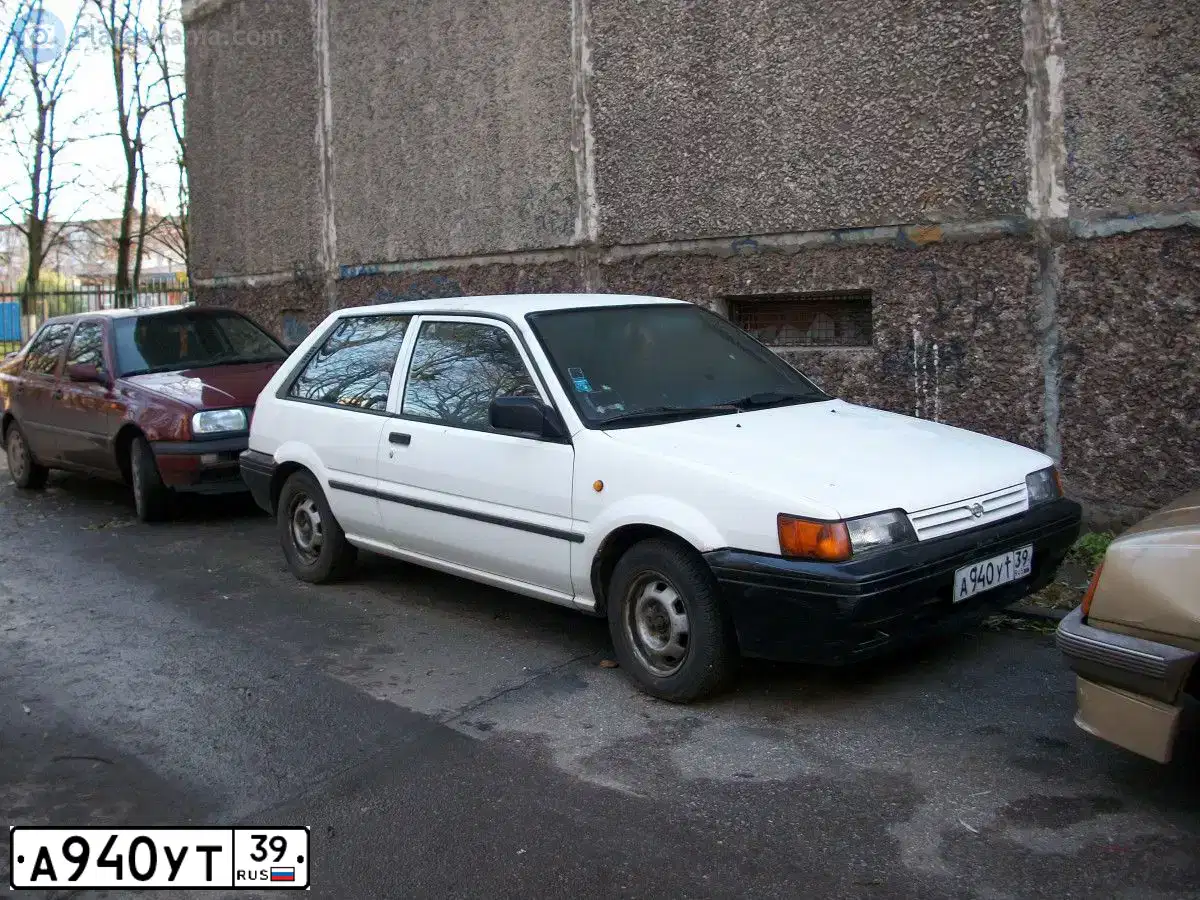 Фото автомобиля NISSAN SUNNY, 1989 — госномер Р998УВ39. Цвет: Белый