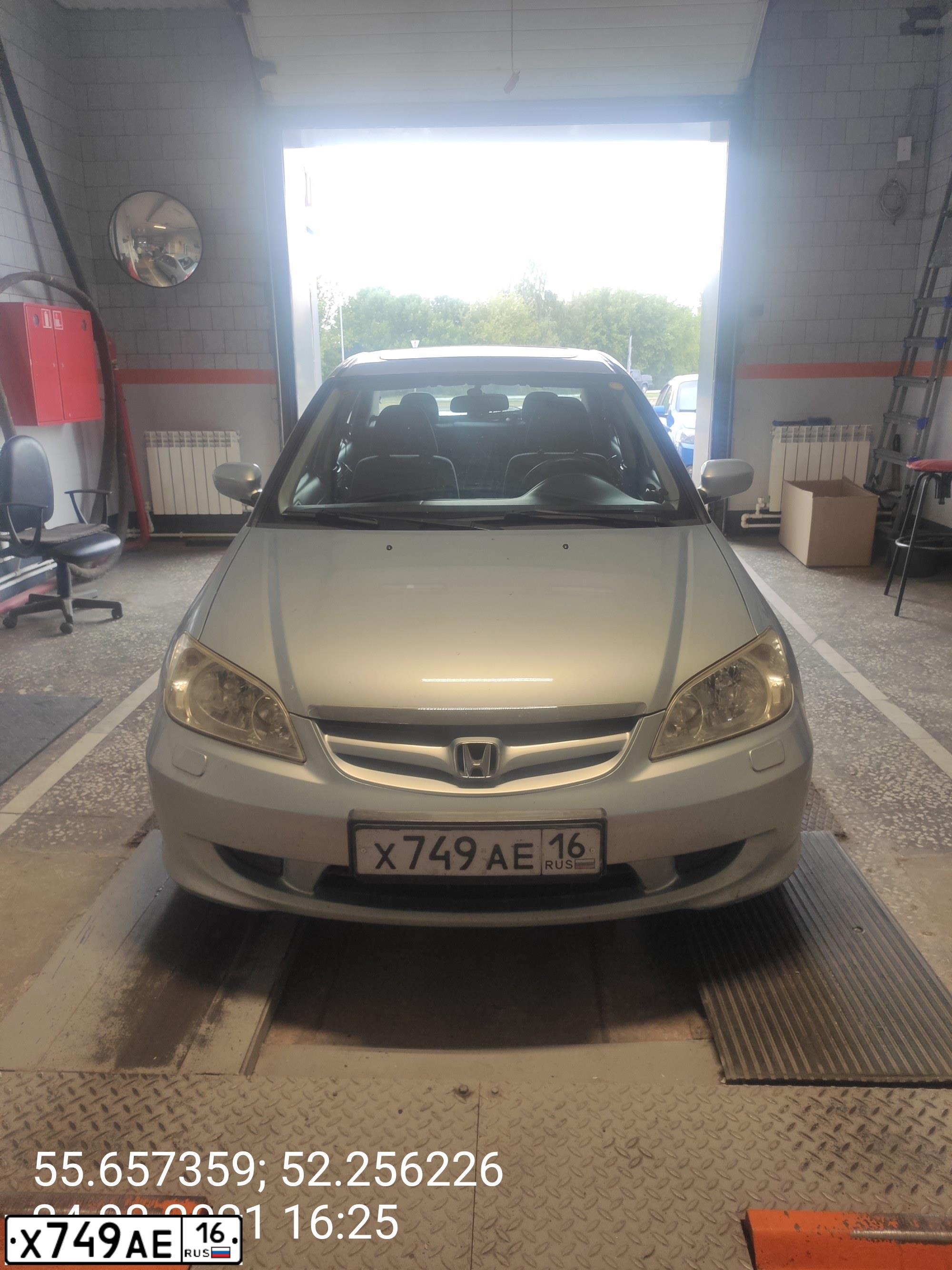 Фото автомобиля HONDA CIVIC, 2005 — госномер А054РТ199. Цвет: СВЕТЛО-ГОЛУБОЙ