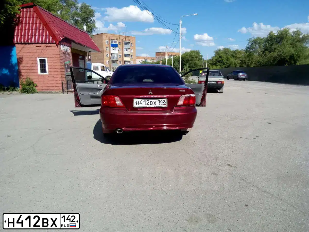 Фото автомобиля MITSUBISHI GALANT, 2003 — госномер Т122ТВ124. Цвет: БОРДОВЫЙ